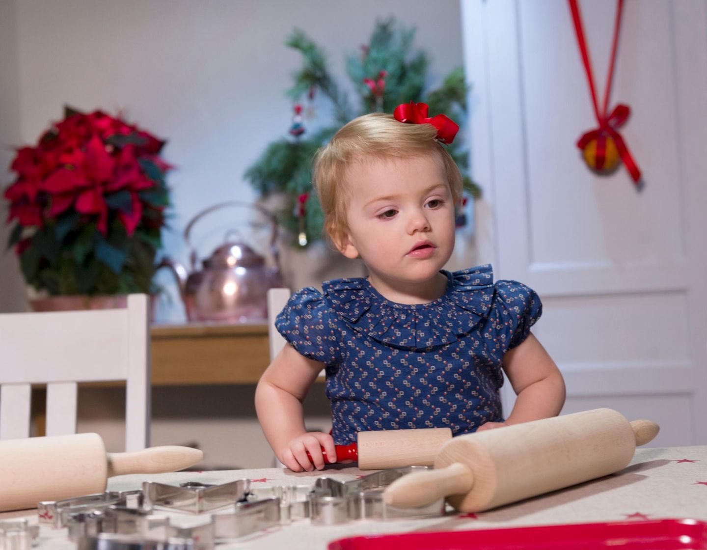 Prinzessin Estelle: Prinzessin Estelle weiß, was sie will: am liebsten nur Kätzchen-Plätzchen ausstechen und möglichst viel Teig naschen. Prinzessin Estelle weiß, was sie will: am liebsten nur Kätzchen-Plätzchen ausstechen und möglichst viel Teig naschen.