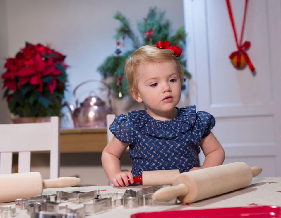 Prinzessin Estelle: Prinzessin Estelle weiß, was sie will: am liebsten nur Kätzchen-Plätzchen ausstechen und möglichst viel Teig naschen. Prinzessin Estelle weiß, was sie will: am liebsten nur Kätzchen-Plätzchen ausstechen und möglichst viel Teig naschen.