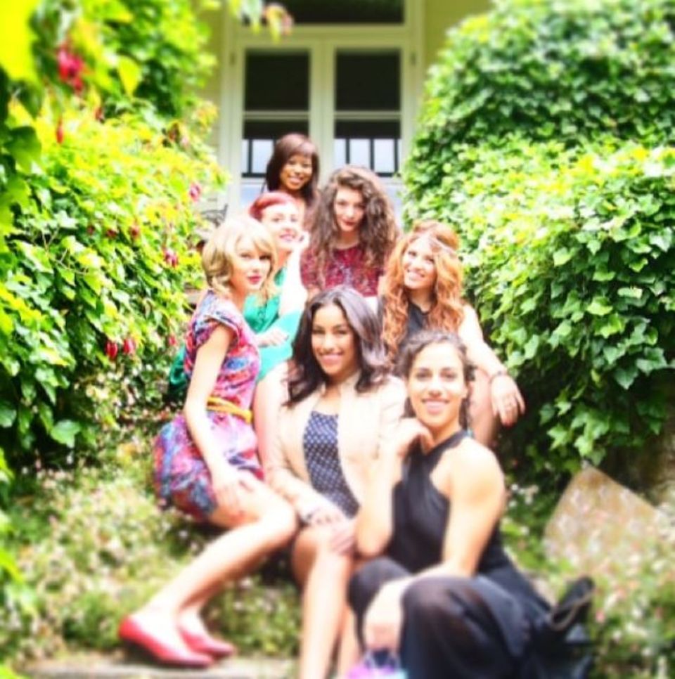 Zu diesem Bild schreibt Taylor Swift: "My 24th birthday was a Melbourne garden party. Thank you for all the birthday wishes!!"