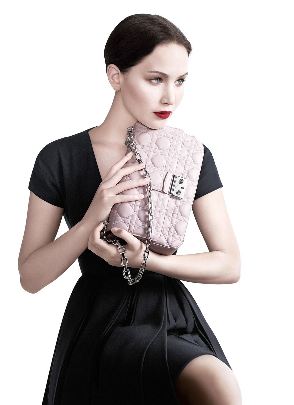 Lana del Rey: Jennifer Lawrence sah bereits in ihrer ersten Kampagne für die "Miss Dior"-Handtaschen ziemlich künstlich aus. Ihr Gesicht ist absolut makellos und wirkt steinern, nicht eine Pore ist zu erkennen. Jennifer Lawrence ist die neue Miss Dior.