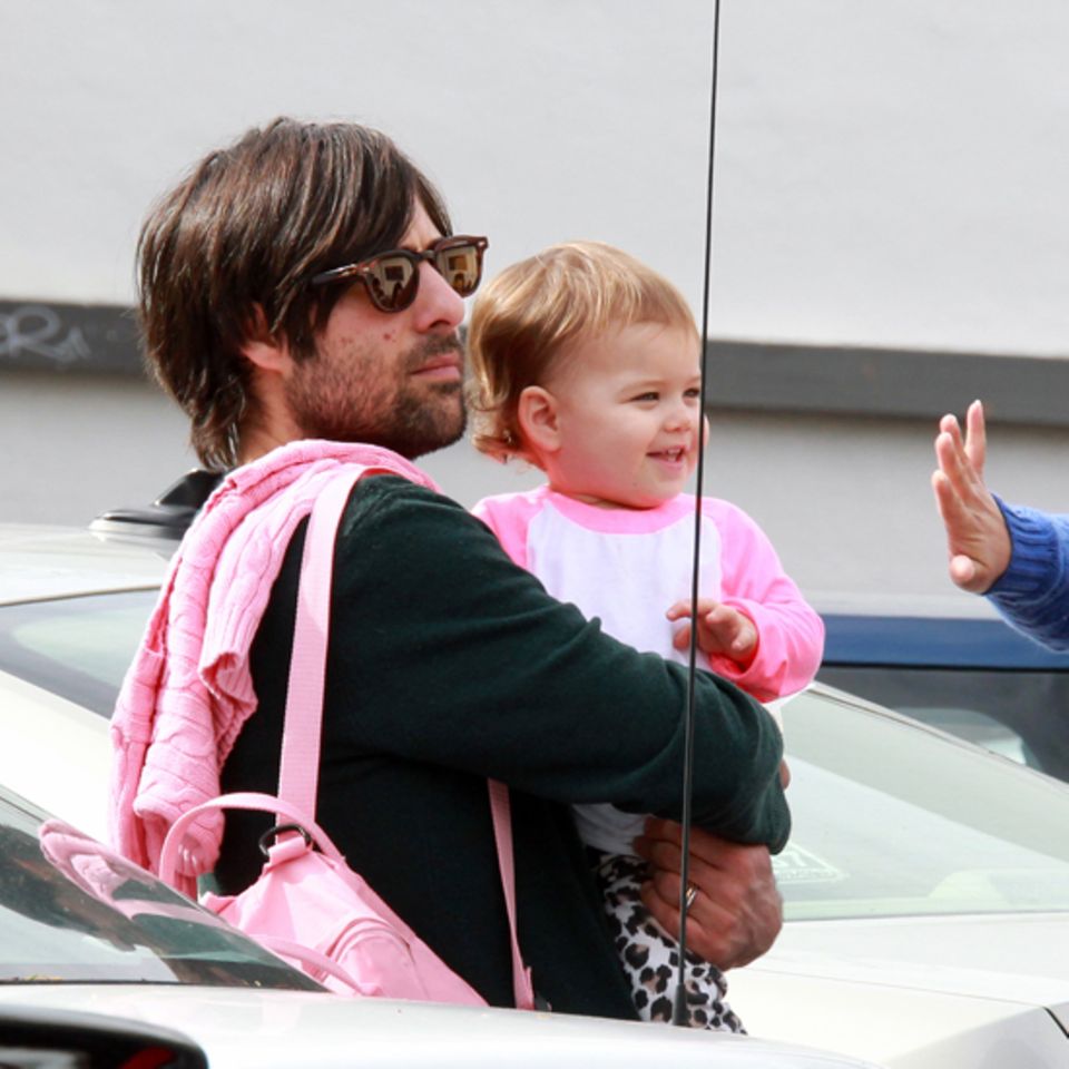 24. Januar 2012: Jason Schwartzman trägt seine Tochter Marlowe Rivers durch West Hollywood.