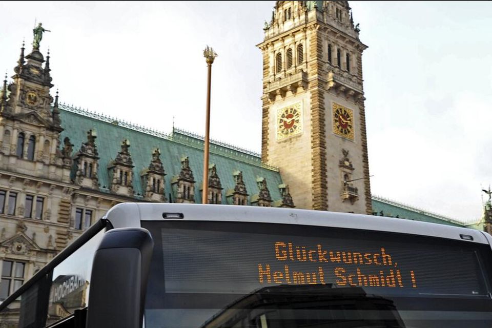 Helmut Schmidt: Auch die Hamburger "Hochbahn" gratuliert Helmut Schmidt, der Ehrenbürger der Hansestadt ist. Auch die Hamburger "Hochbahn" gratuliert Helmut Schmidt, der Ehrenbürger der Hansestadt ist.