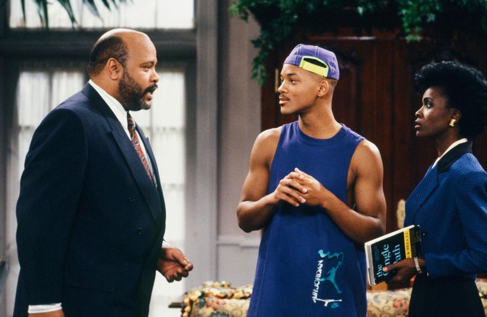 Will Smith und James Avery spielen zusammen in der Serie "Der Prinz von Bel-Air", welche beide Schauspieler weltbekannt macht. Will Smith und James Avery spielen zusammen in der Serie "Der Prinz von Bel-Air", welche beide Schauspieler weltbekannt macht.