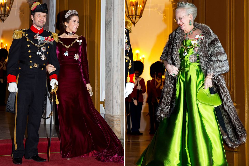 Silvester-Stil: Wahrhaft königlich und hochdekoriert begrüßte Königin Margrethe beim traditionellen Empfang auf Schloss Amalienborg das neue Jahr. Ihr Sohn Prinz Frederik und seine Gattin Prinzessin Mary zeigten sich ebenfalls in angemessenem Gewand. Wahrhaft königlich und hochdekoriert begrüßte Königin Margrethe beim traditionellen Empfang auf Schloss Amalienborg das neue Jahr. Ihr Sohn Prinz Frederik und seine Gattin Prinzessin Mary zeigten sich ebenfalls in angemessenem Gewand.