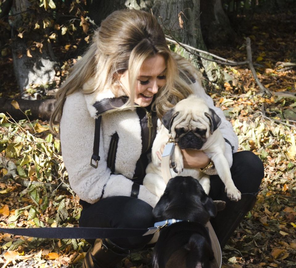 Mandy Capristo + Mesut Özil: Mit ihren Möpsen Capone und Balboa geht die Sängerin oft im Kenwood-Park spazieren. Mit ihren Möpsen Capone und Balboa geht die Sängerin oft im Kenwood-Park spazieren.