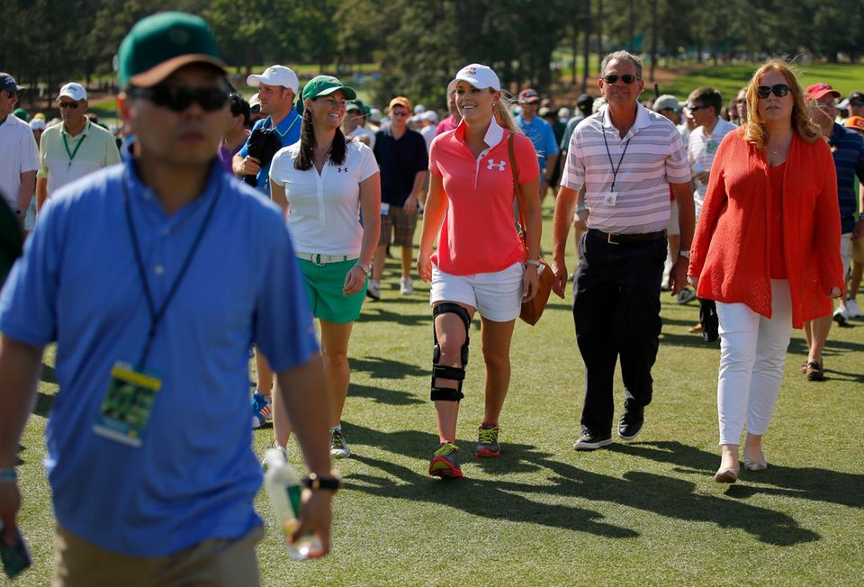 Lindsey Vonn zog sich bei einem Sturz im Febuar 2013 einen Kreuzbandriss und einen Innenbandriss im rechten Knie zu. Hier sieht man sie mit Knieorthese bei einem Golfturnier im April 2013. Lindsey Vonn zog sich bei einem Sturz im Febuar 2013 einen Kreuzbandriss und einen Innenbandriss im rechten Knie zu. Hier sieht man sie mit Knieorthese bei einem Golfturnier im April 2013.