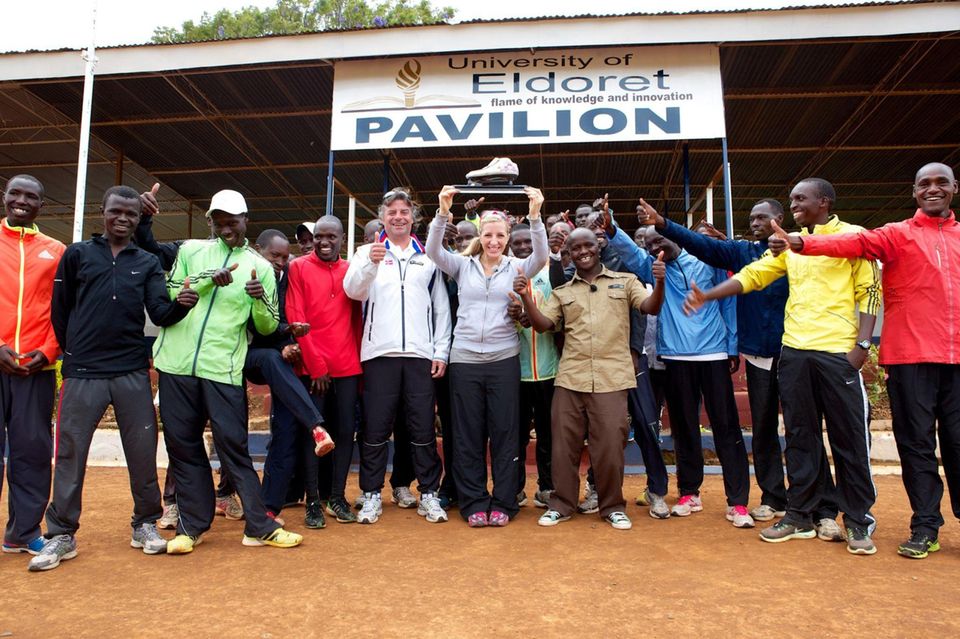 Anni Friesinger: In Eldoret sucht Anni Friesinger gemeinsam mit ihrem Co-Trainer und ehemaligen Betreuer Michi Stöberl vier kenianische Lauftalente. In Eldoret sucht Anni Friesinger gemeinsam mit ihrem Co-Trainer und ehemaligen Betreuer Michi Stöberl vier kenianische Lauftalente.