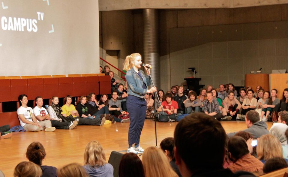 Julia Engelmann beim "5. Bielefelder Hörsaal-Slam" im Sommer 2013. Der Auftritt machte sie deutschlandweit berühmt, nachdem das Video bei Facebook geteilt wurde.