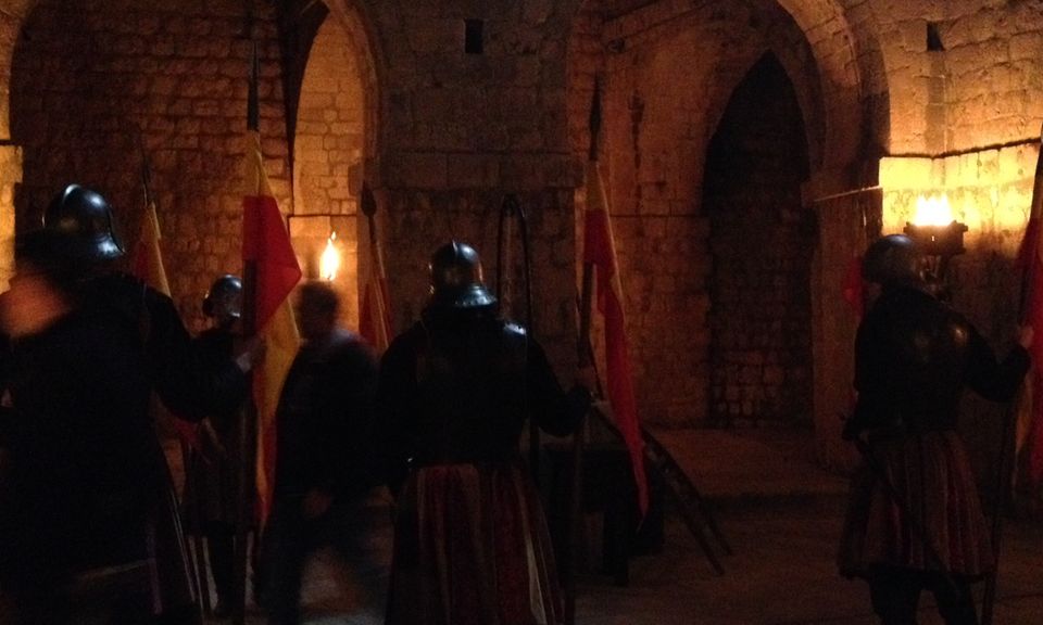 Borgia: Sobald die Sonne untergeht, ist es dunkel auf der Festung. Fackeln erleuchten den Innenhof. Sobald die Sonne untergeht, ist es dunkel auf der Festung. Fackeln erleuchten den Innenhof.