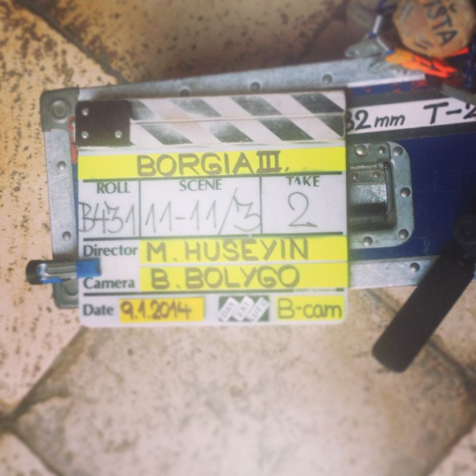 Borgia: Eine Drehklappe am Set von "Borgia". Regie bei der Serie führt unter anderem Metin Hüseyin. Eine Drehklappe am Set von "Borgia". Regie bei der Serie führt unter anderem Metin Hüseyin.
