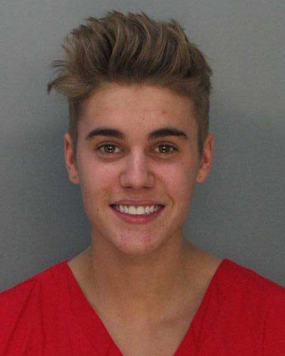 So heiter sieht man festgenommene Promis selten auf ihren Polizeifotos: Justin Bieber scheint das Lachen noch nicht vergangen zu sein.