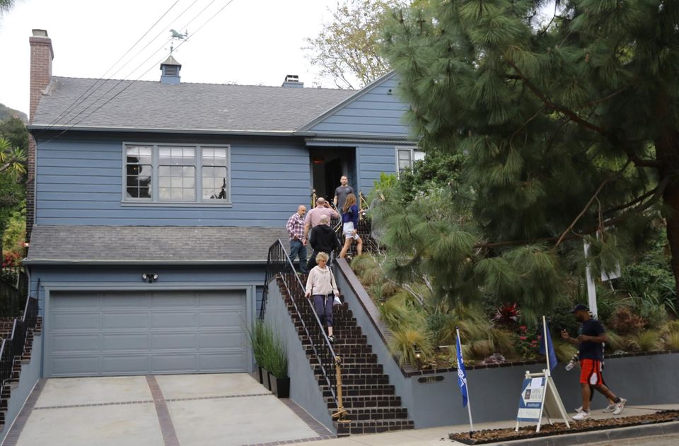 Das Haus, das sich Amanda Seyfried mit anderen Interessenten während einer öffentlichen Begehung angesehen hat, erinnert an ein Ferienhäuschen.