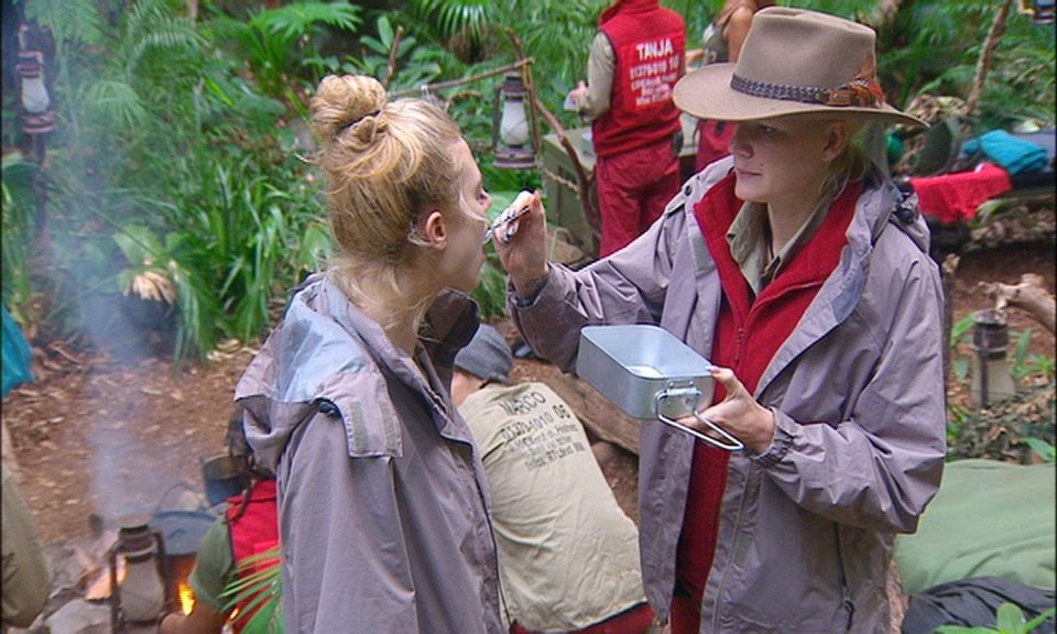 Dschungelcamp: So hält Larissa wenigstens mal kurz den Mund: Sie wird von Melanie gefüttert. Alle Infos zu "Ich bin ein Star - Holt mich hier raus!" im Special bei RTL.de Dschungelcamp: So hält Larissa wenigstens mal kurz den Mund: Sie wird von Melanie gefüttert. Alle Infos zu "Ich bin ein Star - Holt mich hier raus!" im Special bei RTL.de