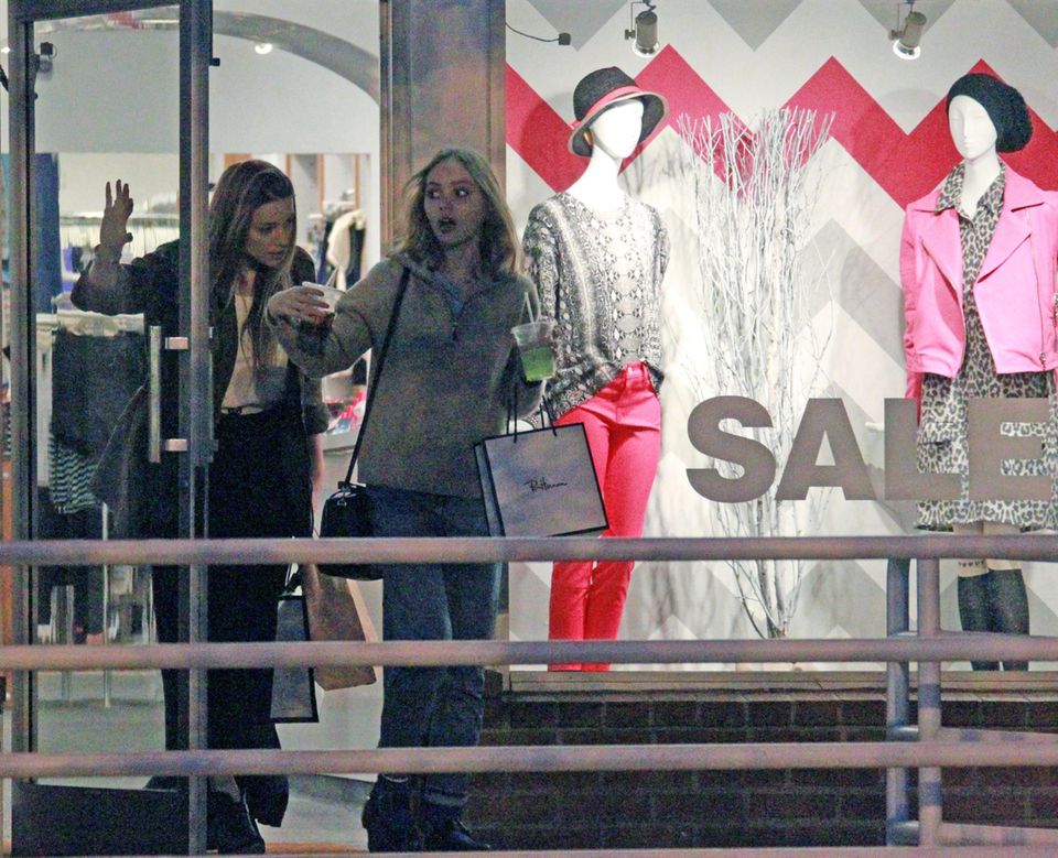 Amber Heard und Lily-Rose Depp gönnen sich eine Shopping-Tour.