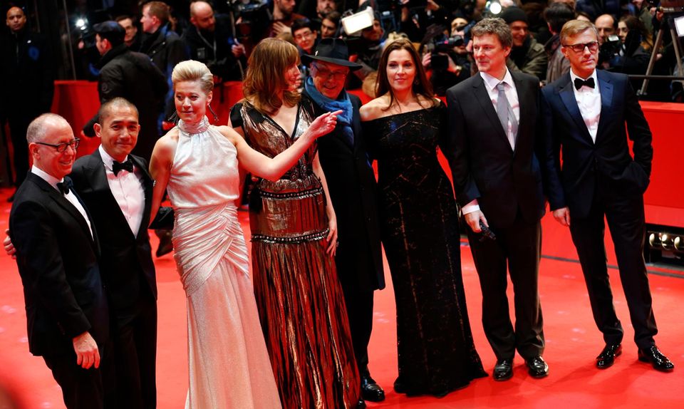 Die internationale Jury um Christoph Waltz posiert bei der Eröffnung des Filmfestes auf dem roten Teppich.