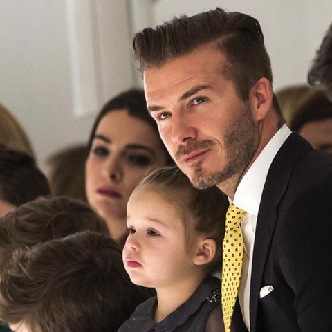 David Beckham und seine Kinder sitzen bei der Modenschau von Victorias Label in der ersten Reihe