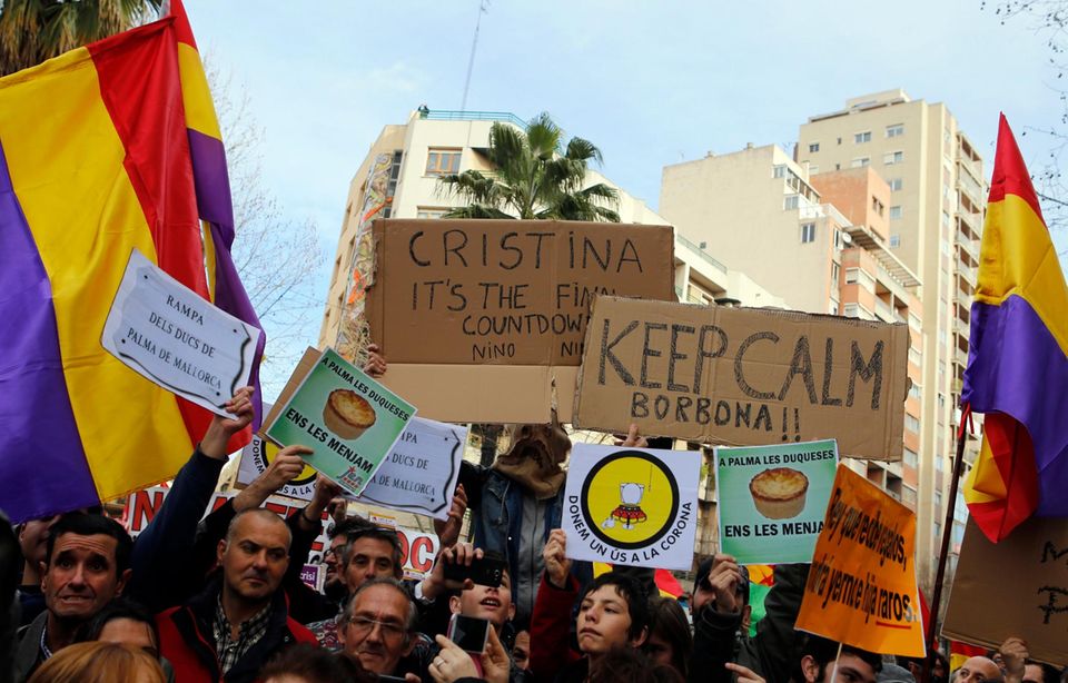 Prinzessin Cristina: Demonstranten vor dem Gerichtsgebäude auf Mallorca, in dem die Anhörung von Prinzessin Cristina stattfand. Demonstranten vor dem Gerichtsgebäude auf Mallorca, in dem die Anhörung von Prinzessin Cristina stattfand.