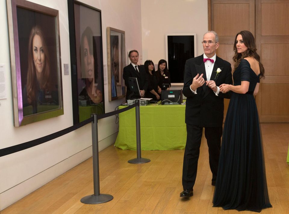 Herzogin Catherine schaut sich mit Museumsdirektor Sandy Nairne ihr offizielles Porträt an, das am 11. Januar 2013 enthüllt wurde.