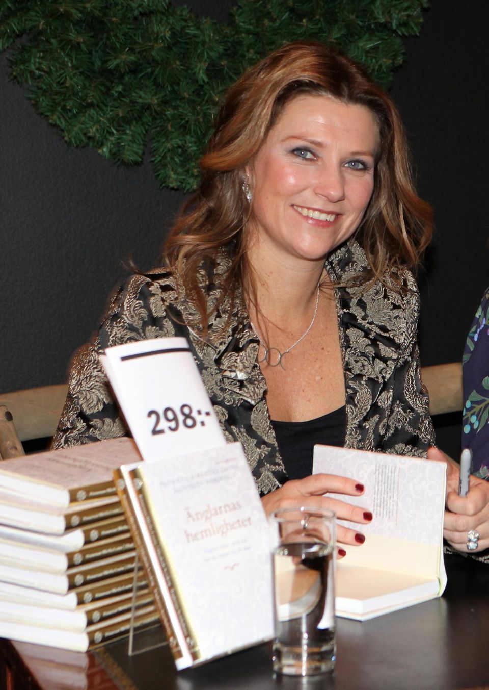 Prinzessin zum Anfassen: Im November 2013 präsentiert Prinzessin Märtha Louise ihr Buch "Engel und ihre Geheimnisse" in einem EInkaufszentrum Stockholm.