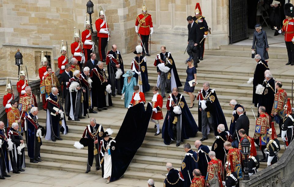 Wenn sich "The Most Noble Order of the Garter", der Hosenbandorden, in Windsor trifft, ist die königliche Familie - so wie eigentlich immer - von Uniformierten und Livrierten umgeben, die genaue Funktionen haben.