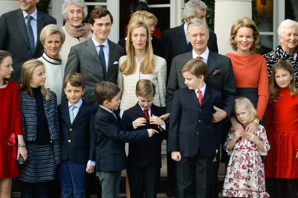 Prinz Amedeo: Prinz Amedeo und seine Verlobte im Kreis der Familie. König Philippe (Reihe zwei, dritter von rechts) und Königin Mathilde (Reihe zwei, zweite von rechts) feierten mit ihrem Neffen. Prinz Amedeo und seine Verlobte im Kreis der Familie. König Philippe (Reihe zwei, dritter von rechts) und Königin Mathilde (Reihe zwei, zweite von rechts) feierten mit ihrem Neffen.