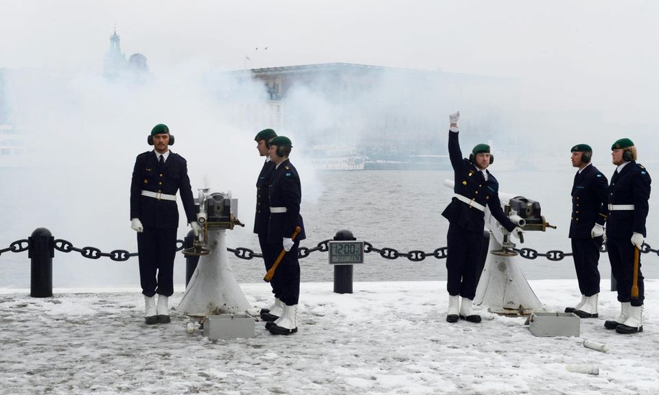Carl Gustaf + Silvia: In Stockholm feuert die schwedische Armee 21 Salutschüsse zur Geburt von Prinzessin Madeleines Tochter ab. In Stockholm feuert die schwedische Armee 21 Salutschüsse zur Geburt von Prinzessin Madeleines Tochter ab.