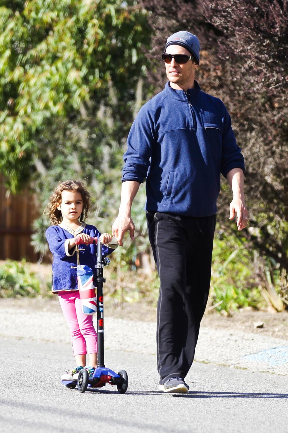 Familie McConaughey: Auch Vida, vier, darf den Scooter benutzen, wenn sie aus der Puste gerät. Auch Vida, vier, darf den Scooter benutzen, wenn sie aus der Puste gerät.