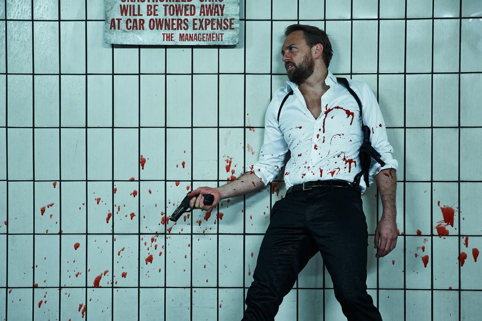 Steven Gätjen: Hemd von Joop, Hose von Asos, Gürtel von Paul Smith, Halfter von Stylist's Own Hemd von Joop, Hose von Asos, Gürtel von Paul Smith, Halfter von Stylist's Own