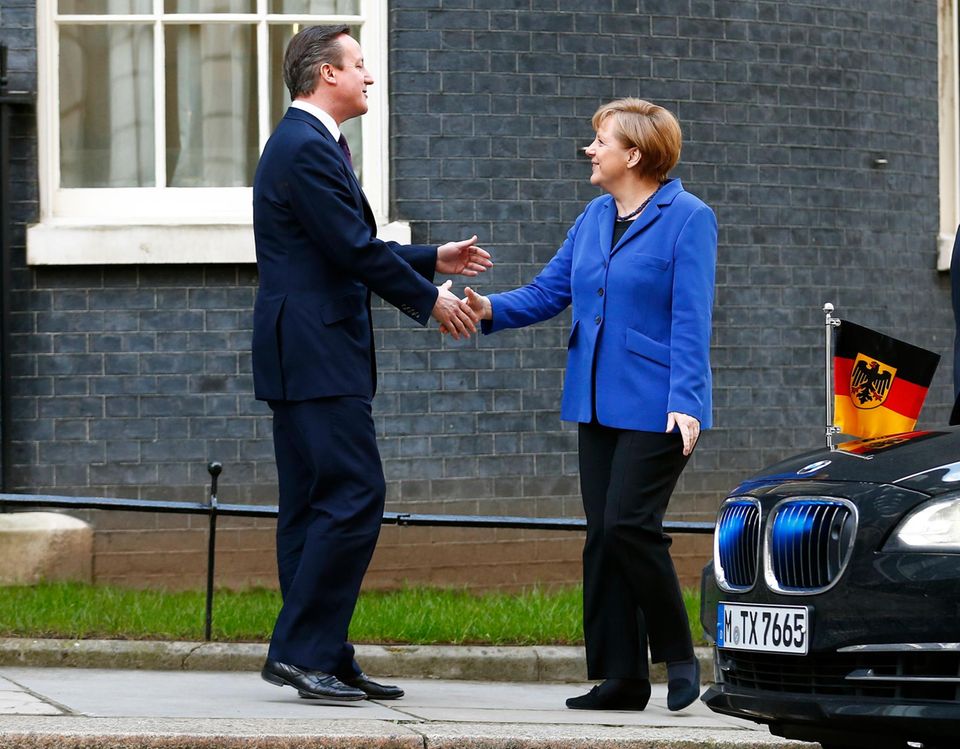 Angela Merkel: Großbritanniens Premierminister David Cameron begrüßt Angela Merkel am Donnerstag (27. Februar) in London. Großbritanniens Premierminister David Cameron begrüßt Angela Merkel am Donnerstag (27. Februar) in London.