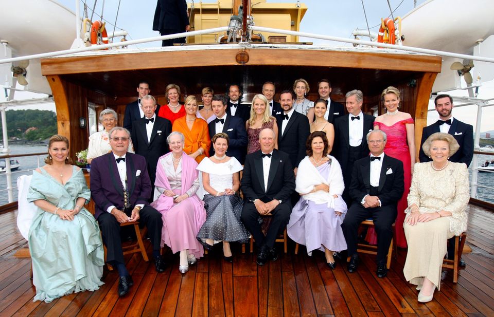 Zum 70. Geburtstag von König Harald von Norwegen (Mitte) trifft sich 2007 die royale Verwandtschaft auf der königlichen Jacht "Norge". Mit dabei ist unter anderem auch Belgiens damaliger Kronprinz Philippe (2. Reihe rechts). Unter seinen Ahnen findet sich - wie bei den meisten Gästen - ebenfalls der dänische König Christian IX., der "Schwiegervater Europas".