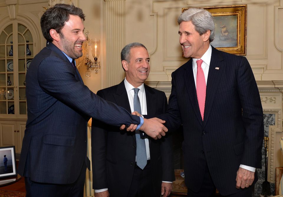 Seth Rogen + Ben Affleck: Ben Affleck mit US-Außenminister John Kerry in Washington. Ben Affleck mit US-Außenminister John Kerry in Washington.