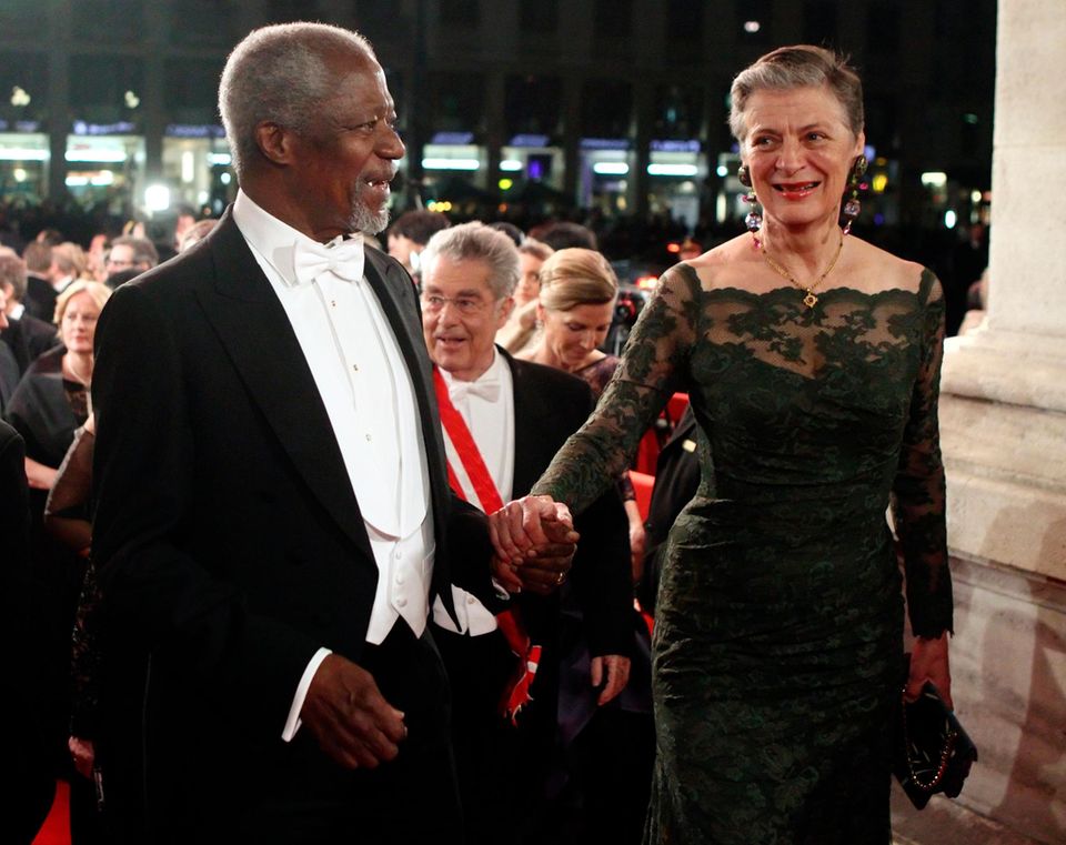 Der frühere Generalsekretär der Vereinten Nationen Kofi Annan durfte mit seiner Frau Nane natürlich durch den Haupteingang eintreten.