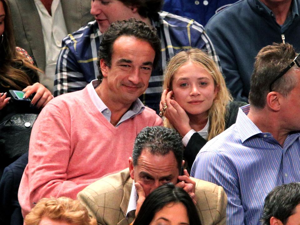 Olivier Sarkozy und Mary-Kate Olsen schauen sich gemeinsam ein Basketballspiel in New York City an.