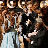 Regisseur Steve McQueen freut sich mit seinem Team über den Oscar. Sein Film "12 Years A Slave" ist zum besten gewählt worden.
