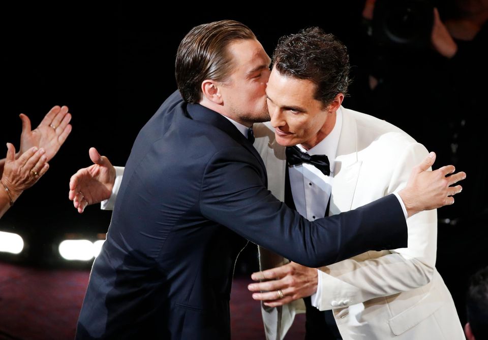 Fairer Verlierer: Leonardo DiCaprio gratuliert seinem Kollegen Matthew McConaughey zu dessen Oscar-Triumph in der Kategorie "bester Hauptdarsteller".