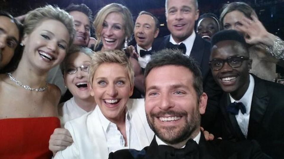 Peter Nyong'o: Peter Nyong'o hat sich mit aufs Bild geschmuggelt. Ellen DeGeneres macht ein Bild bei der Preisverleihung, versucht soviele Stars wie möglich darauf zu bekommen und teilt es bei Twitter.