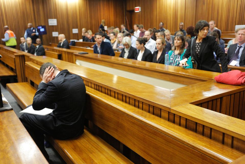 Oscar Pistorius: Für Oscar Pistorius sind die Ausführungen seines Verteidigers Barry Roux zuviel. Er bricht im Gerichtssaal zusammen, als Roux die tödlichen Verletzungen, die er Reeva Steenkamp zugefügt hat, schildert. Für Oscar Pistorius sind die Ausführungen seines Verteidigers Barry Roux zuviel. Er bricht im Gerichtssaal zusammen, als Roux die tödlichen Verletzungen, die er Reeva Steenkamp zugefügt hat, schildert.