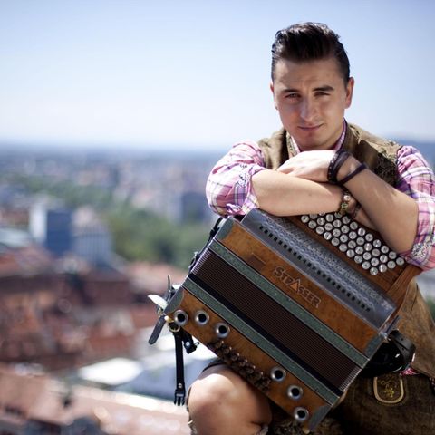 Andreas Gabalier bezeichnet sich selbst als "Volks-Rock'n'Roller", zu einem Musikmix aus Volksmusik und Rock singt er auf Deutsch beziehungsweise Österreichisch. 2010 konnte er damit sogar einen Echo gewinnen.