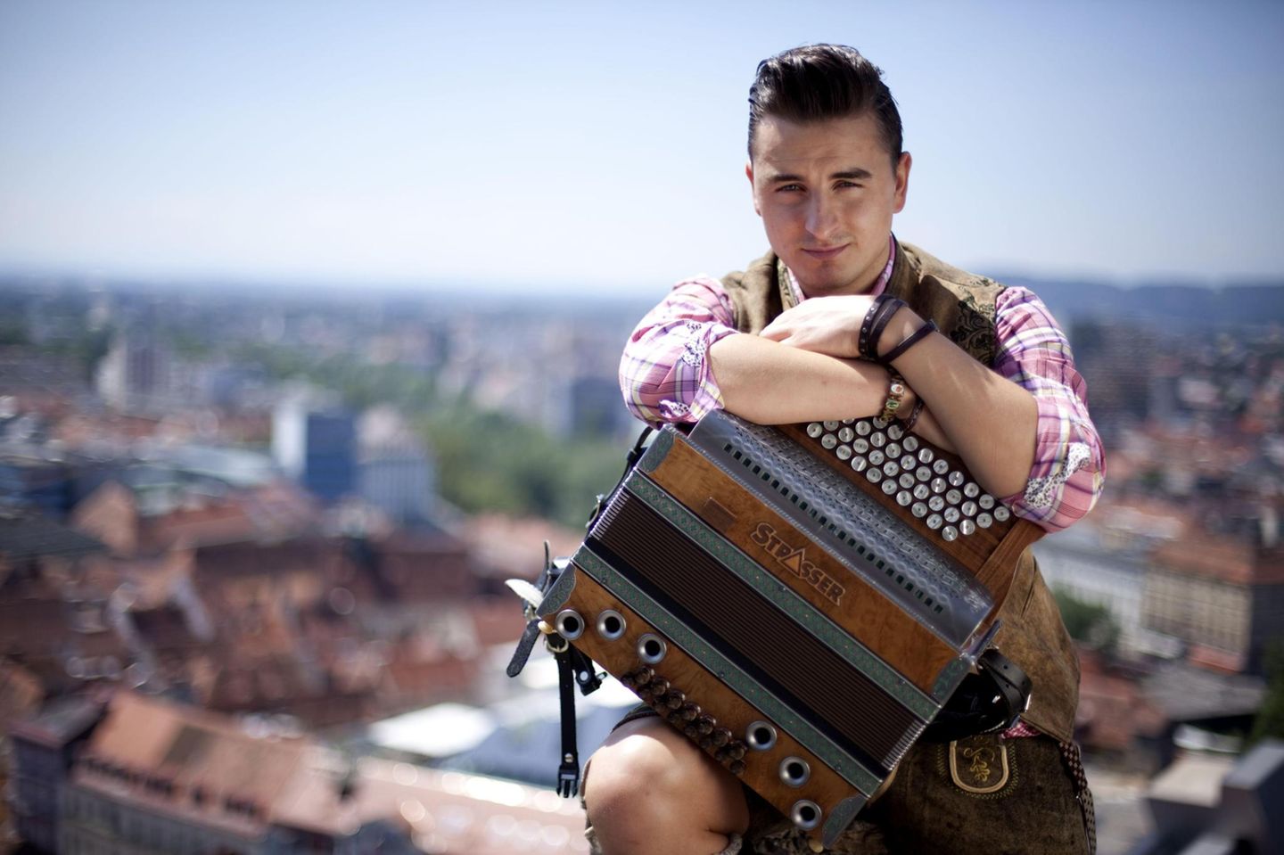 Andreas Gabalier bezeichnet sich selbst als "Volks-Rock'n'Roller", zu einem Musikmix aus Volksmusik und Rock singt er auf Deutsch beziehungsweise Österreichisch. 2010 konnte er damit sogar einen Echo gewinnen.