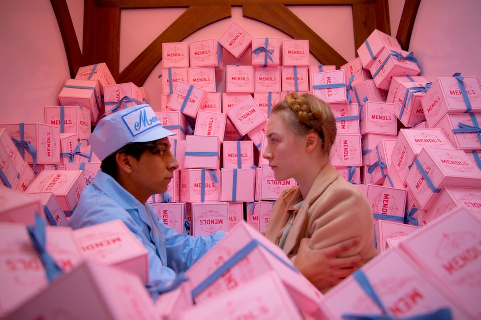 Ein Traum in Pink: "Agatha" (Saoirse Ronan) und "Zero Moustafa" (Tony Revolori) tauchen in die Kuchenpackungen der Bäckerei "Mendls" ein.