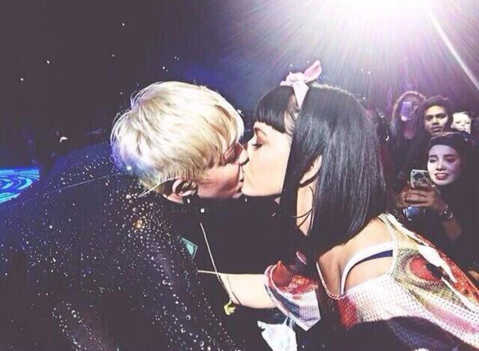 Katy Perry + Miley Cyrus: "I kissed a girl and I liked it", schrieb Miley Cyrus bei Twitter nach diesem Kuss. 23. Februar 2014: Miley Cyrus entdeckt bei ihrem "Bangerz"-Konzert in Los Angels Katy Perry in der ersten Reihe, winkt sie zu sich und küsst die Sängerin auf dem Mund. Den Kuss kommentiert sie in Anspieung auf Perry's Song mit den Worten: "I just kissed a girl and I really liked it a lot".