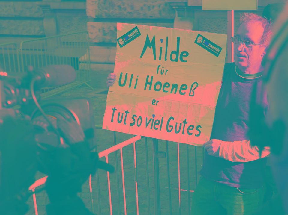 Ein Unterstützer Uli Hoeneß' fordert am tag des Prozessauftaktes Milde für Uli Hoeneß.