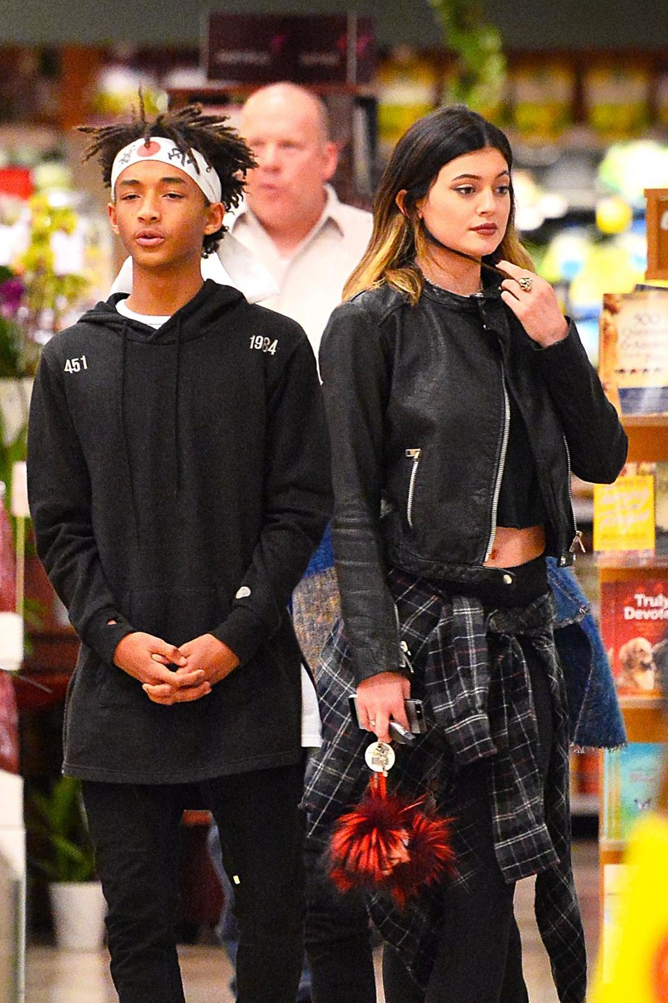 Jaden Smith und Kylie Jenner verbringen viel Zeit miteinander, zuletzt sah man sie gemeinsam in einem Supermarkt in Calabasas. Jaden Smith und Kylie Jenner verbringen viel Zeit miteinander, zuletzt sah man sie gemeinsam in einem Supermarkt in Calabasas.