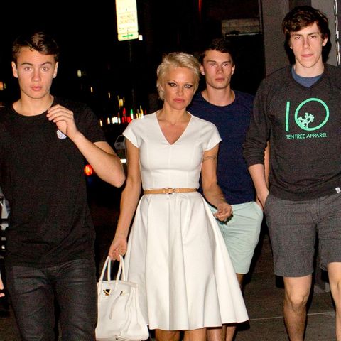 Pamela Anderson ist mit ihren Söhnen Brandon und Dylan auf dem Weg zum Abendessen.