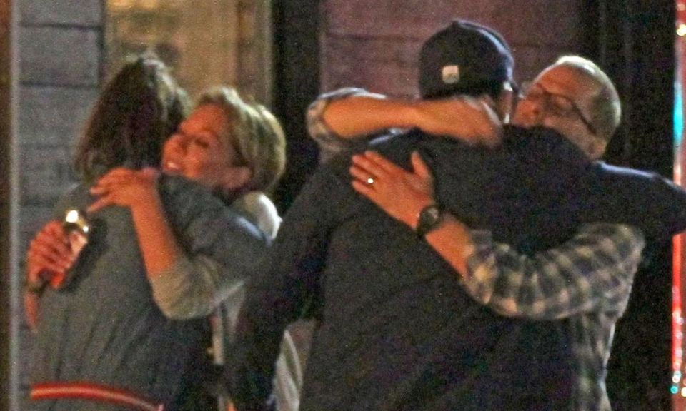 Verabschiedung unter Freunden: Mila Kunis, Lisa Joyner, Ashton Kutcher und Jon Cryer machen sich auf den Nachhauseweg. Verabschiedung unter Freunden: Mila Kunis, Lisa Joyner, Ashton Kutcher und Jon Cryer machen sich auf den Nachhauseweg.
