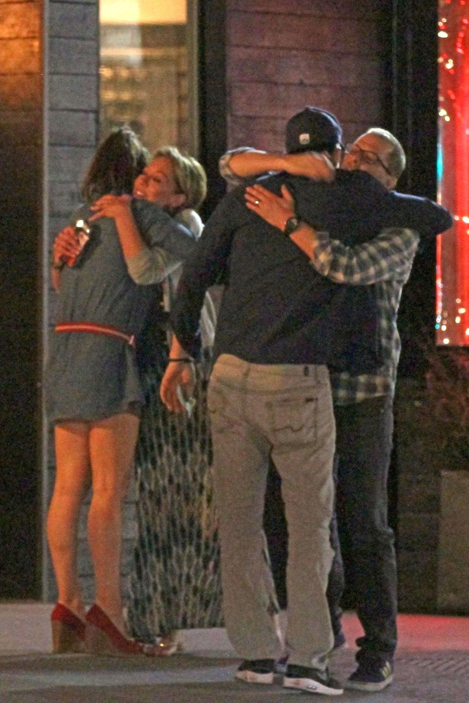 Verabschiedung unter Freunden: Mila Kunis, Lisa Joyner, Ashton Kutcher und Jon Cryer machen sich auf den Nachhauseweg. Verabschiedung unter Freunden: Mila Kunis, Lisa Joyner, Ashton Kutcher und Jon Cryer machen sich auf den Nachhauseweg.