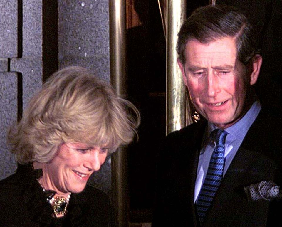 Cressida Bonas + Prinz Harry: Erster Auftritt als Paar: Prinz Charles und Camilla Parker-Bowles machen ihre Beziehung 1999 bei einem sorgsam geplanten Termin öffentlich. Erster Auftritt als Paar: Prinz Charles und Camilla Parker-Bowles machen ihre Beziehung 1999 bei einem sorgsam geplanten Termin öffentlich.