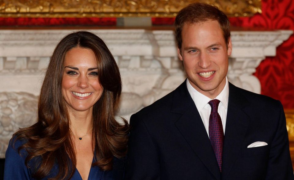 Cressida Bonas + Prinz Harry: Solche Fotos wünschen sich viele royale Fans bald auch von Prinz Harry: Sein Bruder William zeigt sich am 16. November 2010 mit seiner Verlobten Kate Middleton im "St. James Palace". Solche Fotos wünschen sich viele royale Fans bald auch von Prinz Harry: Sein Bruder William zeigt sich am 16. November 2010 mit seiner Verlobten Kate Middleton im "St. James Palace".