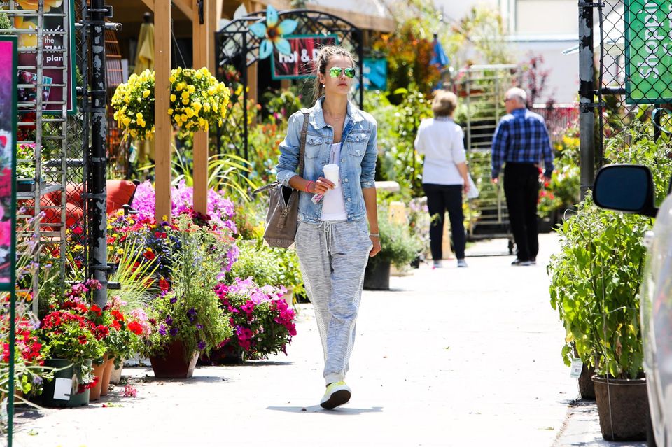 Michelle Obama + Co.: Topmodel Alessandra Ambrosio lässt den Blick durch das "Armstrong Garden Center" schweifen, vorbei an Petunien und Geranien. Topmodel Alessandra Ambrosio lässt den Blick durch das "Armstrong Garden Center" schweifen, vorbei an Petunien und Geranien.