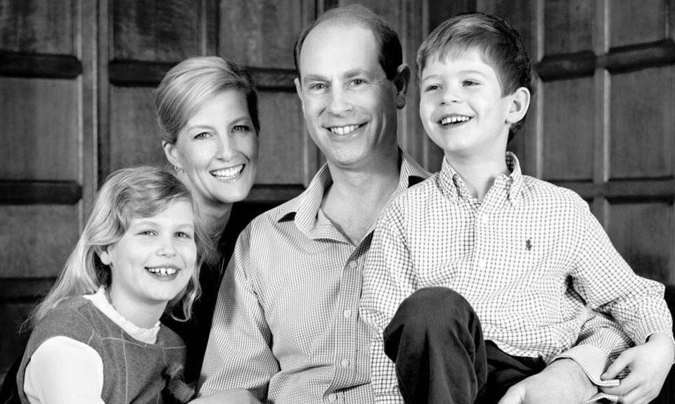 Gräfin Sophie von Wessex: Sophie von Wessex und Prinz Edward mit ihren Kindern Lady Louise und James Alexander. Die kleine Louise litt seit ihrer Geburt an einem Augenfehler, der mittlerweile behoben wurde. 10. März 2014 Zu seinem 50. Geburtstag posiert Prinz Edward, der jüngste Sohn der Queen, mit seiner Frau Gräfin Sophie von Wessex, Tochter Louise und Sohn James für ein offizielles Familienfoto.